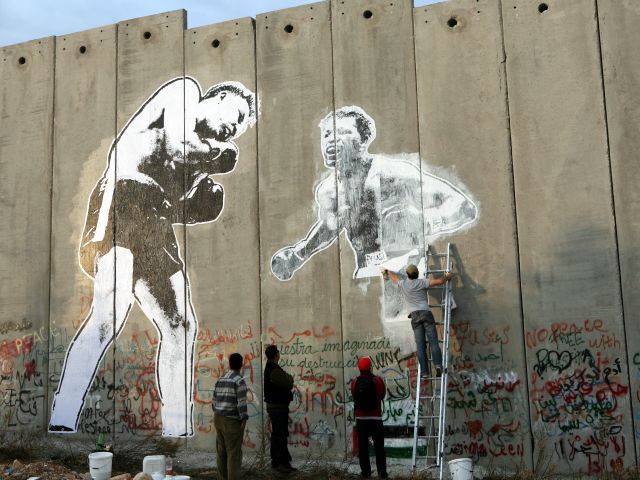 Одна из работ Бэнкси в Бейт-Лехеме