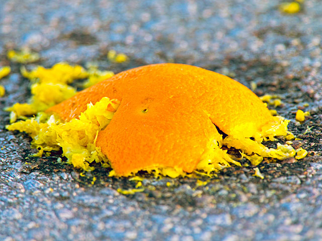 На 44-м шоссе образовалась пробка из-за рассыпавшихся апельсинов   