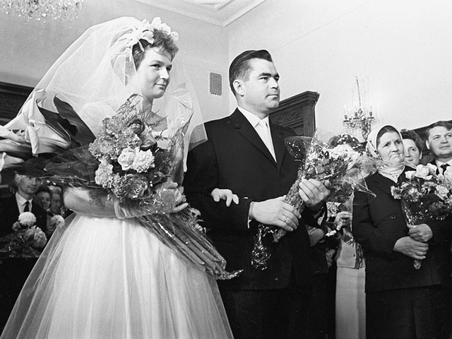 Торжественная церемония бракосочетания летчиков-космонавтов Валентины Терешковой и Андрияна Николаева. Москва, 3 ноября 1963 года  