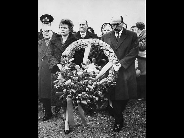 На могиле Карла Маркса в Лондоне в 1964-м году