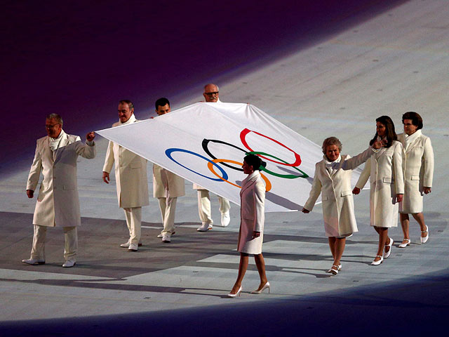 Валентина Терешкова (справа) на церемонии открытия Олимпийских игр в Сочи в 2014-м году