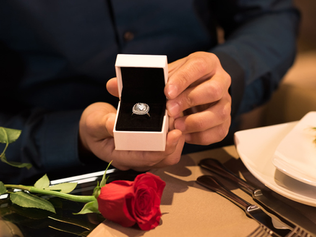 Ученый продает по дешевке "кольцо сатаны", принадлежавшее его невесте