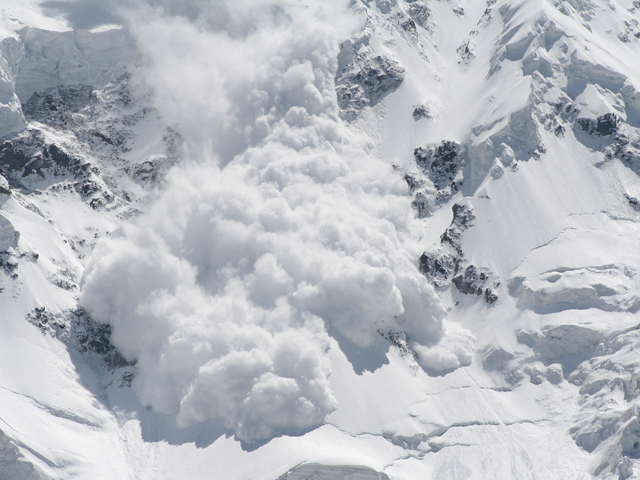Трагедия во французских Альпах: снежная лавина накрыла десятки людей   