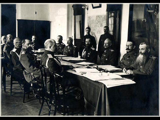 Император Николай II и командующие фронтами на заседании     Ставки    