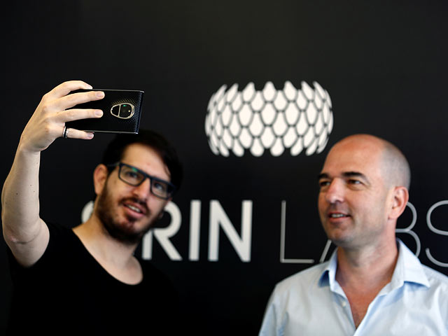 Моше Хогег и Таль Коэн, соучредители Sirin Labs, с телефоном Solarin