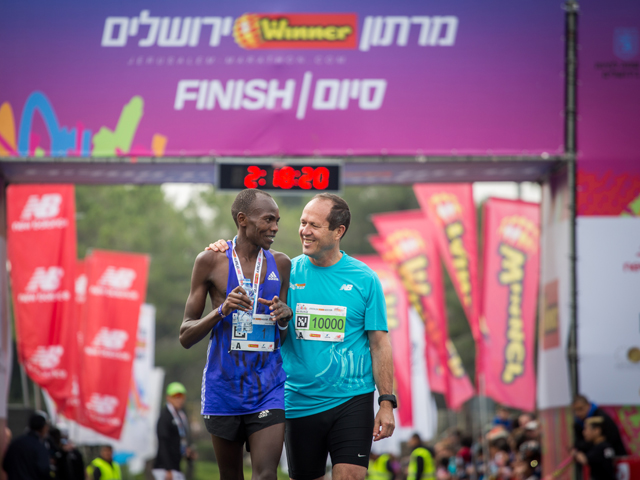Победителем главной дистанции Иерусалимского марафона 2017 года стал кенийский бегун Кипкогай Шадрак. Победителя поздравил мэр Иерусалима Нир Баркат