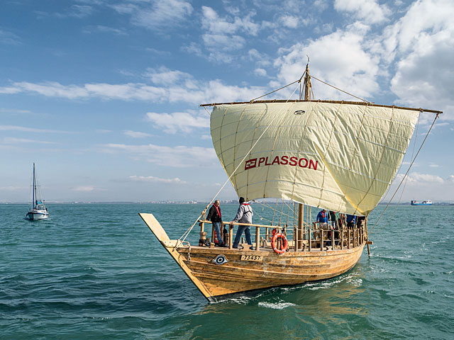 В Хайфе спущена на воду реплика древнего финикийского судна, царившего на Средиземноморье   