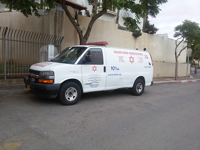 На строительном объекте в Тель-Авиве перевернулся грузовик, водитель травмирован  
