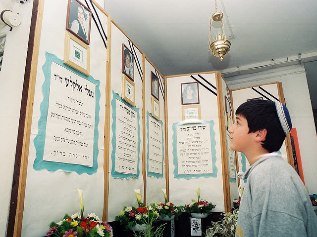Уголок памяти 7 школьниц, расстрелянных иорданским пограничником в 1997 году   