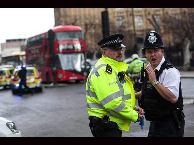Подозрение на серию терактов около британского парламента  
