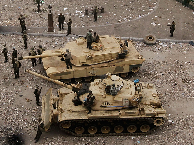 Танки M1A1 Abrams и М60 около площади Тахрир. Каир, февраль 2011 года
