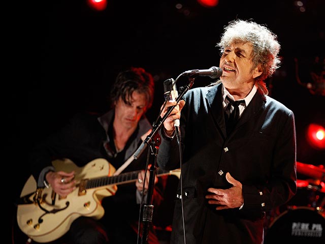 Боб Дилан согласился забрать свою Нобелевскую премию    