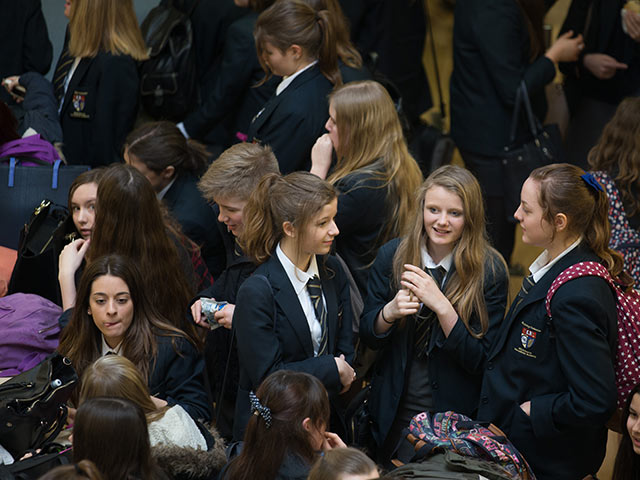 Пять тысяч британских школьников эвакуированы из-за сообщений о бомбе  