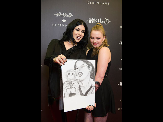 Kat Von D  (слева) на встрече в Дублине