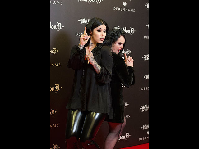 Kat Von D  (слева) на встрече в Дублине