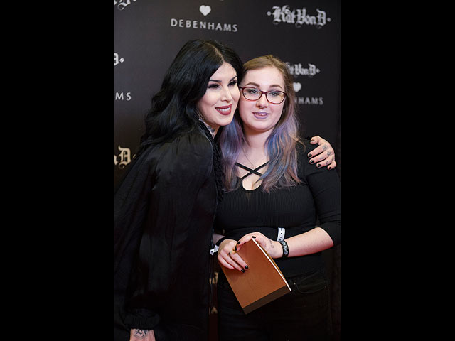 Kat Von D  (слева) на встрече в Дублине