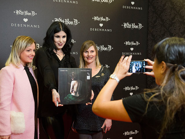 Kat Von D  (в центре) на встрече в Дублине