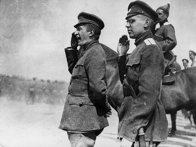 Керенский инспектирует войска, отправляющиеся на фронт летом 1917 года