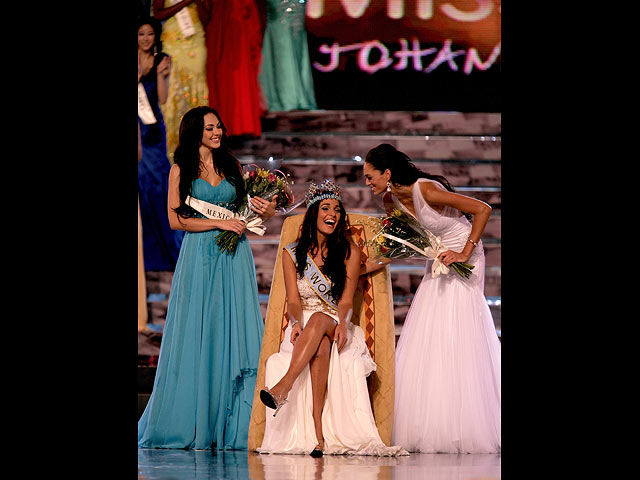 Кайяне Лопес (в центре) в финале "Мисс Мира 2009"