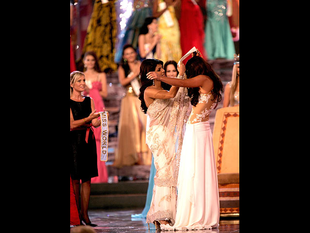 Кайяне Лопес (справа) в финале "Мисс Мира 2009"