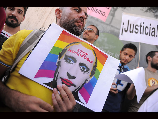 В России запрещено изображение Владимира Путина в гей-макияже   