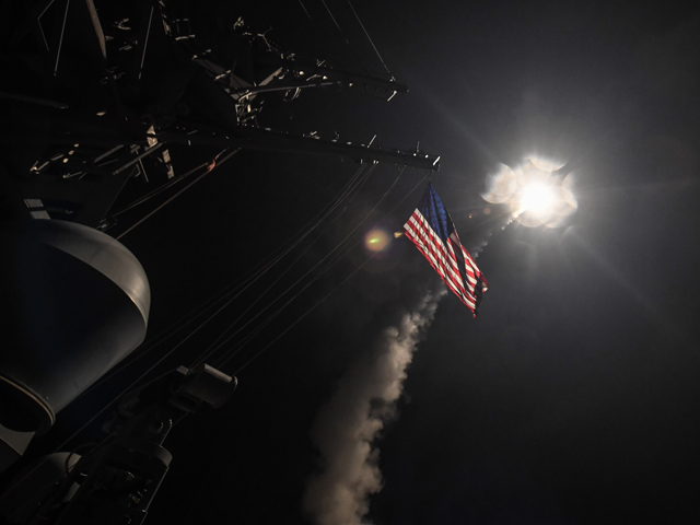 США нанесли массированный ракетный удар по базе сирийской правительственной армии