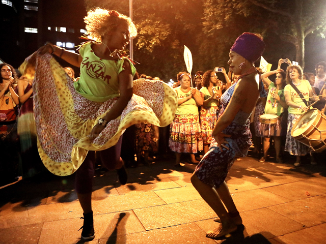 Женский день в Рио: голый протест в ритме карнавала