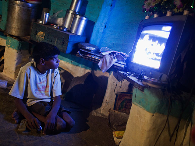 В Индии телеведущая прочитала новость о гибели мужа в прямом эфире  