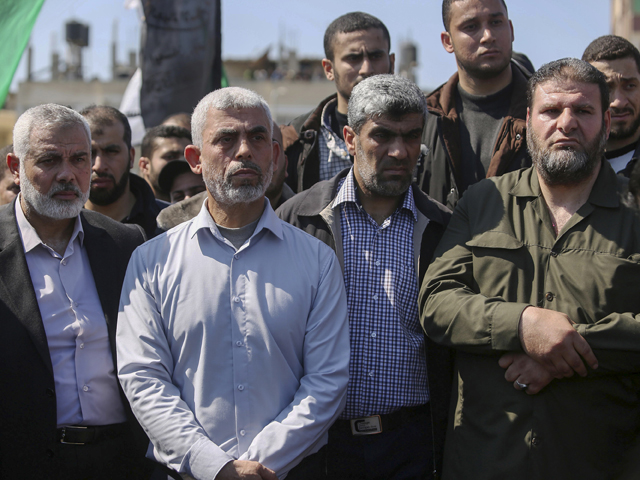 Лидеры ХАМАС в Газе Исмаил Ханийя и Яхья Сануар (слева) на похоронах Мазена Фукахи
