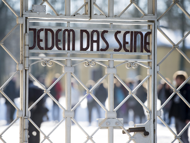 Ворота мемориального комплекса "Бухенвальд". Надпись "Jedem das seine" (каждому своё, нем.)