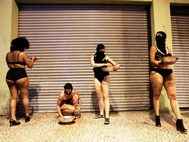 Женский день в Рио: голый протест в ритме карнавала