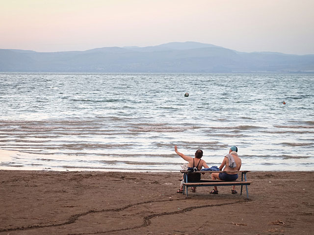 Из-за сильного ветра на побережье Кинерета закрыты пляжи Лавнун, Курси и Халуким    