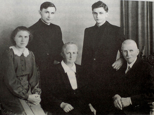 Йозеф Ратцингер (второй справа) в 1951-м