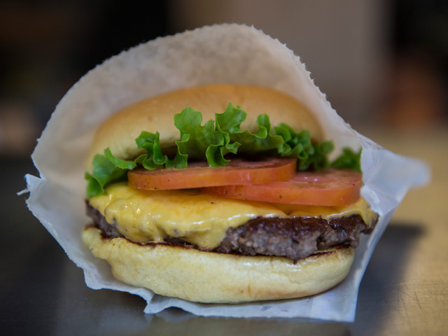 В McDonald&#8217;s посетителю продали надкушенный гамбургер