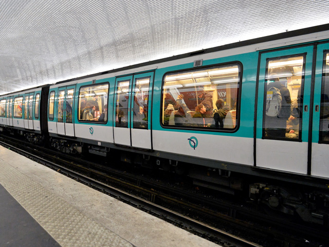 Мужчина, вооруженный ножом, вызвал панику на одной из станций метро в Париже
