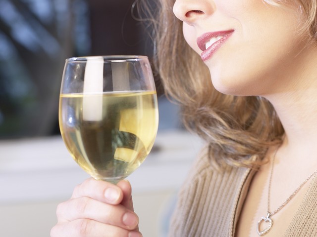 Ученые: употребление женщинами белого вина и ликеров увеличивает риск заболевания кожи лица