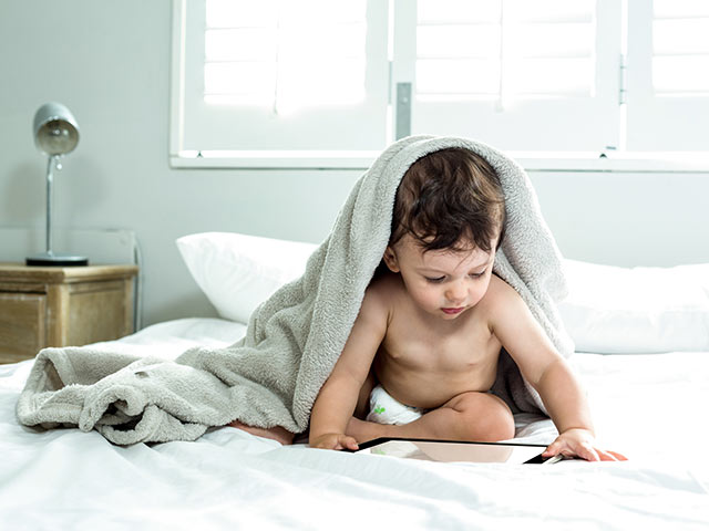 Маленькие дети, которые много играют на смартфонах и планшетах, меньше спят  