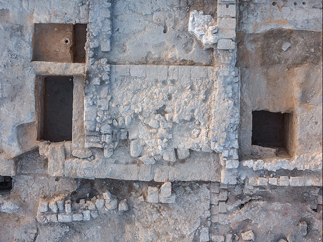  Алтарь, который Ирод построил в честь императора Августа и богини Ромы в передней части храма