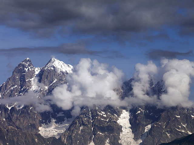 В результате падения при восхождении на Эльбрус погибли два альпиниста  
