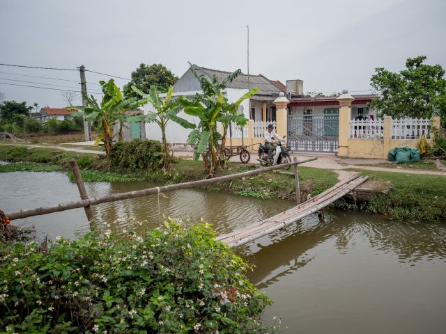Вьетнамские аграрии взяли в заложники более 30 полицейских   