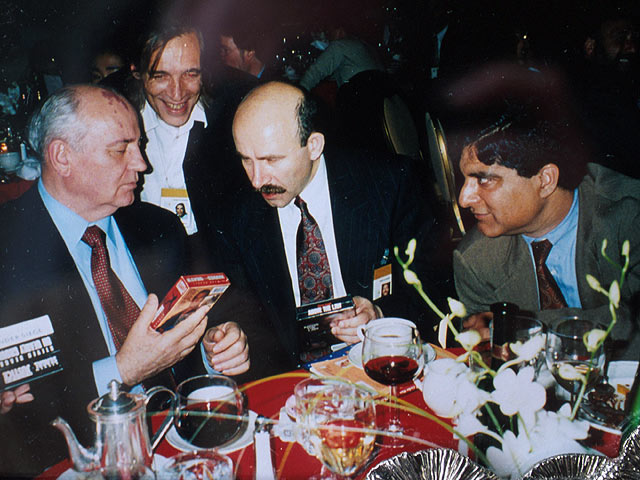 Михаил Горбачев, Карлос Салинас де Готари, Павел Палажченко и Дипак Чопра в 1995-м году