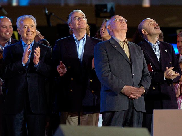 Шимон Перес, Джон Майор, Михаил Горбачев, Карлос Салинас и Павел Палажченко в 2004-м году