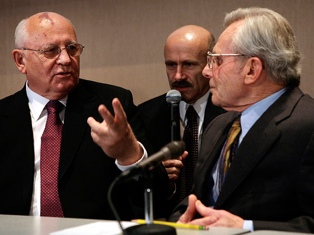 Михаил Горбачев, Павел Палажченко  и Франк Карлуччи в 2005-м году
