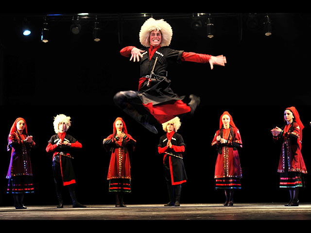 Сорок танцоров подарят зрителям радость от древнего и прекрасного искусства грузинского танца