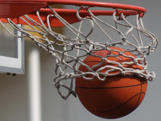 Баскетбол: "Маккаби" проиграл на своем поле "Ирони"