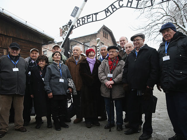 Выжившие в Холокосте во время визита в Освенцим