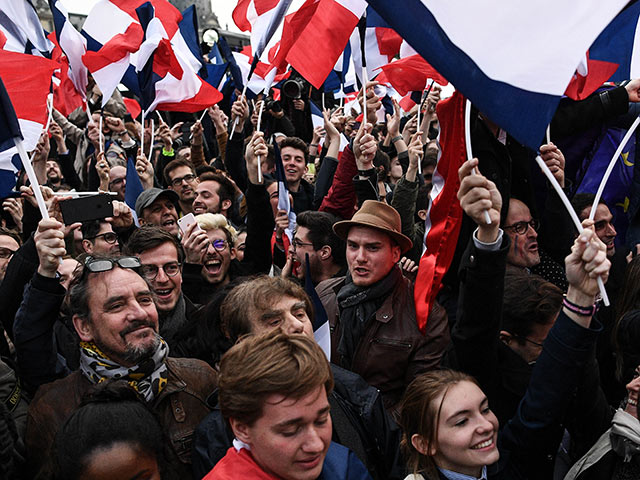 Франция празднует победу Макрона