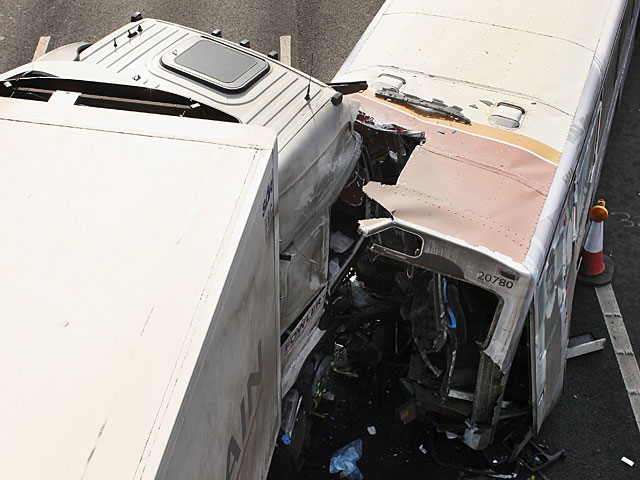     Столкновение грузовика и автобуса в Перу, множество жертв (иллюстрация)