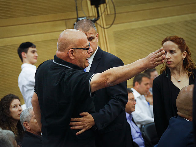 Илан, отец Эреза Саги, на заседании комиссии Кнессета по государственному контролю. 19 апреля 2017 года 