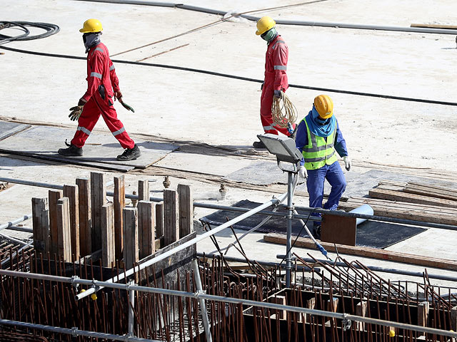 На строительном объекте в Дохе, Катар  